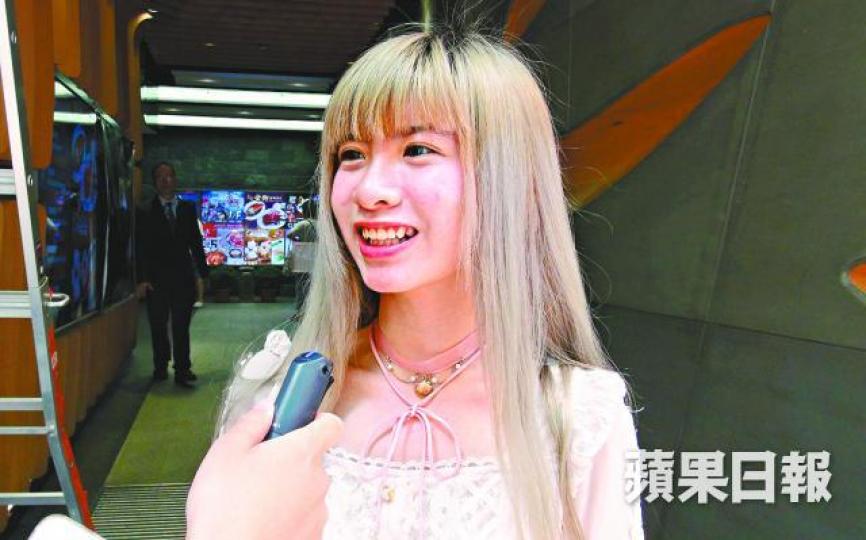 畢業生陳小姐︰「如果頭髮太乾嘅話,洗頭髮時會用護髮素,同埋會做髮膜。」
畢業生陳小姐︰「如果頭髮太乾嘅話,洗頭髮時會用護髮素,同埋會做髮膜。」