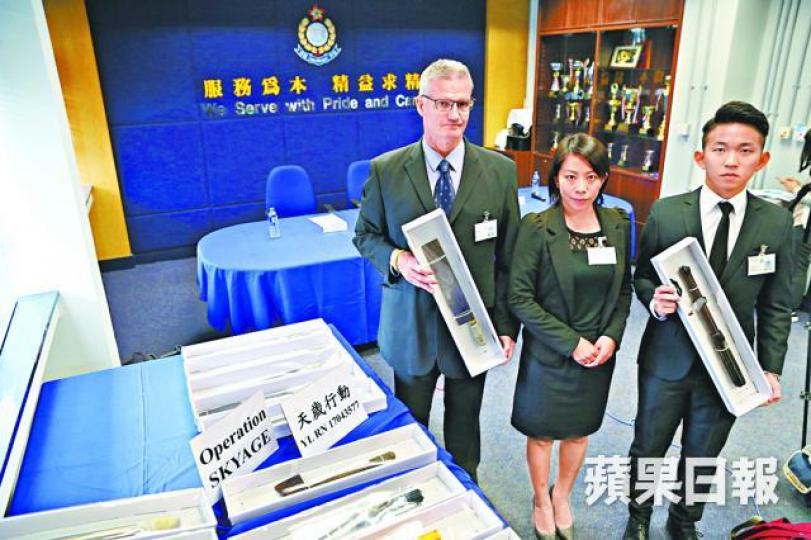 ■警方展示行動中撿獲的武器。梁瑞帆攝
■警方展示行動中撿獲的武器。梁瑞帆攝
