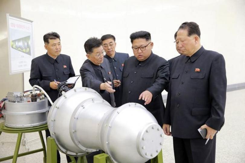■北韓在今次核試前發放照片,顯示金正恩視察核設施及懷疑核彈頭。美聯社 ■北韓在今次核試前發放照片,顯示金正恩視察核設施及懷疑核彈頭。美聯社