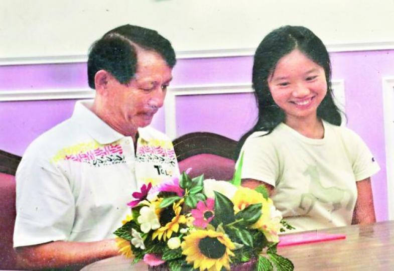 ■2012年郭永昌與周結婚,仍是大學二年級學生的豁然是長髮甜姐兒。受訪者提供圖片■郭永昌收到豁然入獄後第一封家書,一直冷靜受訪的他,突然激動流淚。黎樹雄攝 ■2012年郭永昌與周結婚,仍是大學二年級學生的豁然是長髮甜姐兒。受訪者提供圖片■郭永昌收到豁然入獄後第一封家書,一直冷靜受訪的他,突然激動流淚。黎樹雄攝