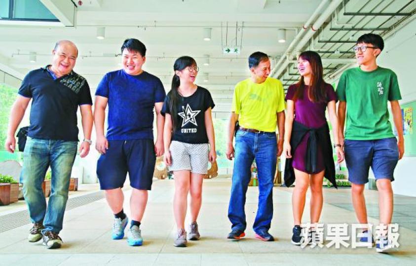 ■「工學同行」成員潘嘉傑(左二)、蕭翠萍(左三)、黃雅文(右二)及王瀚樑(右一)新學年繼續與工友並肩作戰。何建忠攝
■「工學同行」成員潘嘉傑(左二)、蕭翠萍(左三)、黃雅文(右二)及王瀚樑(右一)新學年繼續與工友並肩作戰。何建忠攝