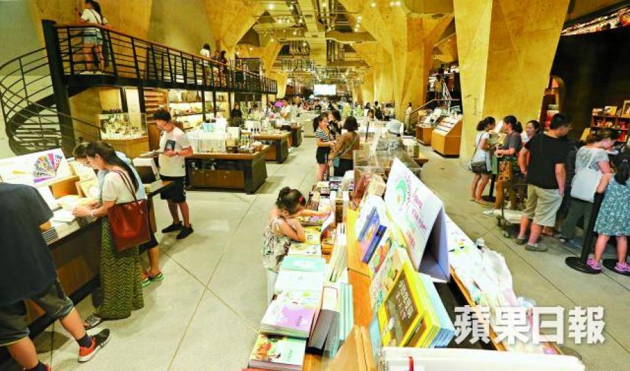 ■成都居民認為閱讀很重要,閱讀量高於全國平均水平;圖為「方所」書店。王子俊攝
■成都居民認為閱讀很重要,閱讀量高於全國平均水平;圖為「方所」書店。王子俊攝
