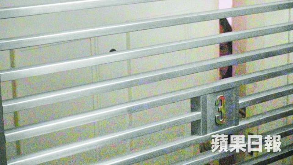 ■記者到訪姓吳教師住所時,有女士開門稱「我哋係正經人家」。
■記者到訪姓吳教師住所時,有女士開門稱「我哋係正經人家」。