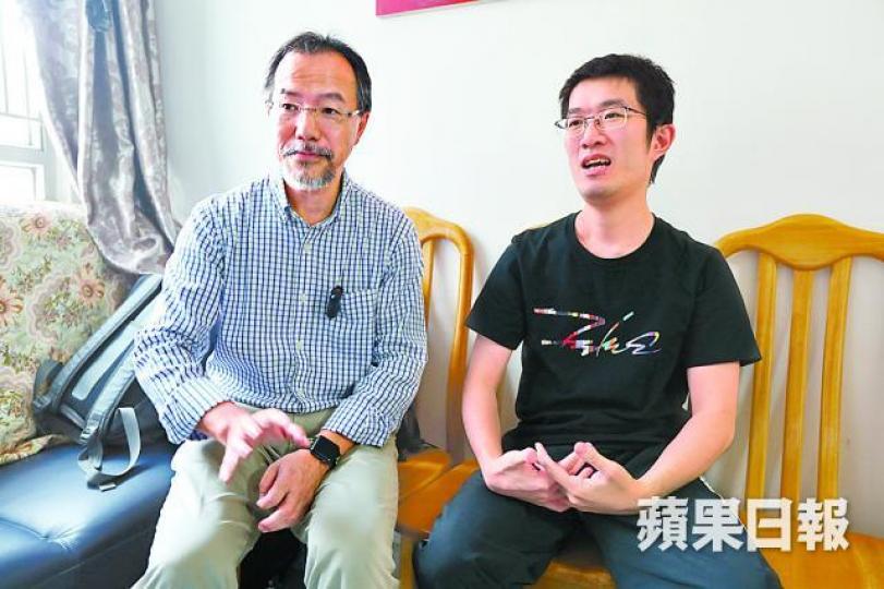 ■賴家衞(右)9歲確診龐貝氏症,需定期用藥控制病情;旁為張超雄。 ■賴家衞(右)9歲確診龐貝氏症,需定期用藥控制病情;旁為張超雄。