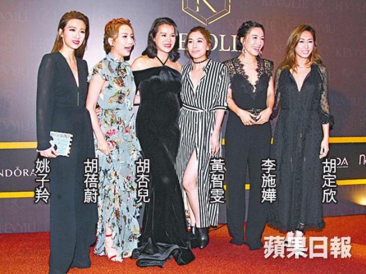 ■胡杏兒昨晚搞時裝騷,獲「胡說八道會」姊妹撐場。
■胡杏兒昨晚搞時裝騷,獲「胡說八道會」姊妹撐場。