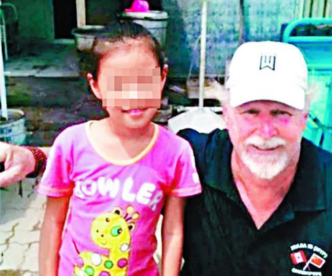 ■涉及性侵醜聞的加籍教師羅拔臣(右)已經請辭。互聯網
■涉及性侵醜聞的加籍教師羅拔臣(右)已經請辭。互聯網