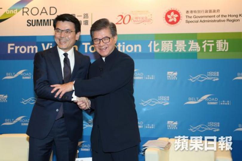 ■羅康瑞(右)同邱騰華一見面就攬頭攬頸,狀甚老友。李潤芳攝
■羅康瑞(右)同邱騰華一見面就攬頭攬頸,狀甚老友。李潤芳攝