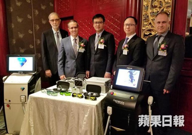 ■Sisram主席劉毅(中)昨日現身記者會。 陳雪蕾攝
■Sisram主席劉毅(中)昨日現身記者會。 陳雪蕾攝