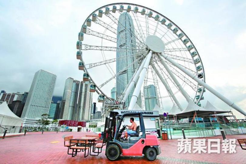 ■距海濱摩天輪拆卸死線尚餘兩日,昨已有工人移走放於四周的排凳。黃耀興攝
■距海濱摩天輪拆卸死線尚餘兩日,昨已有工人移走放於四周的排凳。黃耀興攝