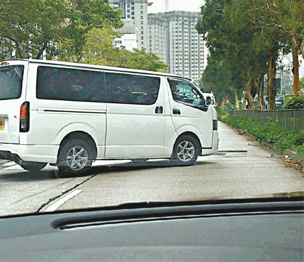 ■一輛客貨車日前在清水灣道突然橫亙路中心,險與尾隨車輛相撞。互聯網
■一輛客貨車日前在清水灣道突然橫亙路中心,險與尾隨車輛相撞。互聯網