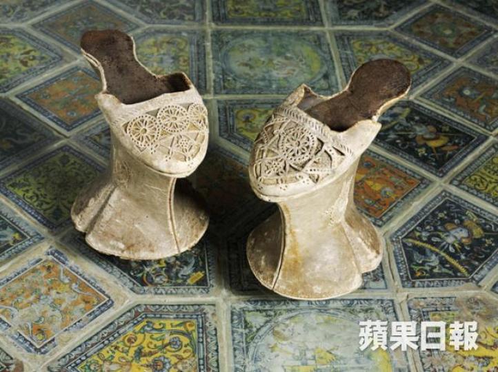 ■高底鞋,約1600年。■Salvatore Ferragamo設計,彩虹涼鞋,1938年。 ■高底鞋,約1600年。■Salvatore Ferragamo設計,彩虹涼鞋,1938年。
