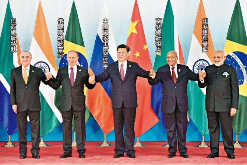 ■金磚五國領導人於峯會上合影。路透社
■金磚五國領導人於峯會上合影。路透社