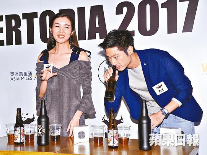 ■麥明詩昨日與王宗堯即場試飲啤酒。 ■麥明詩昨日與王宗堯即場試飲啤酒。