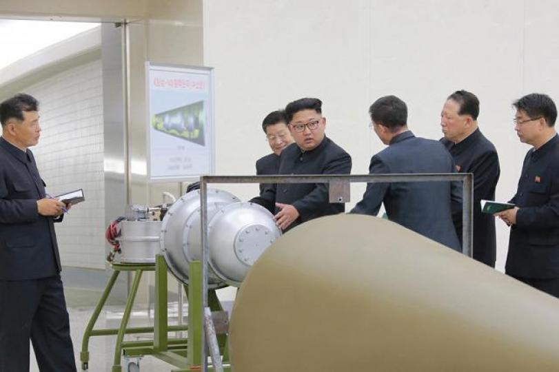 ■北韓日前聲稱成功試爆氫彈;圖為北韓領袖金正恩早前視察核設施,包括一個懷疑核彈頭。 ■北韓日前聲稱成功試爆氫彈;圖為北韓領袖金正恩早前視察核設施,包括一個懷疑核彈頭。