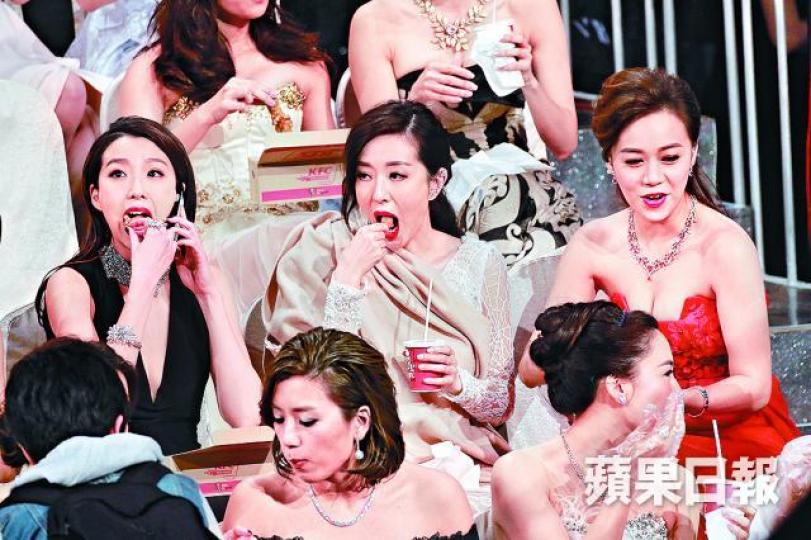 ■無綫曾於2015年台慶節目向藝人派炸雞,被通訊局罰款15萬。資料圖片
■無綫曾於2015年台慶節目向藝人派炸雞,被通訊局罰款15萬。資料圖片