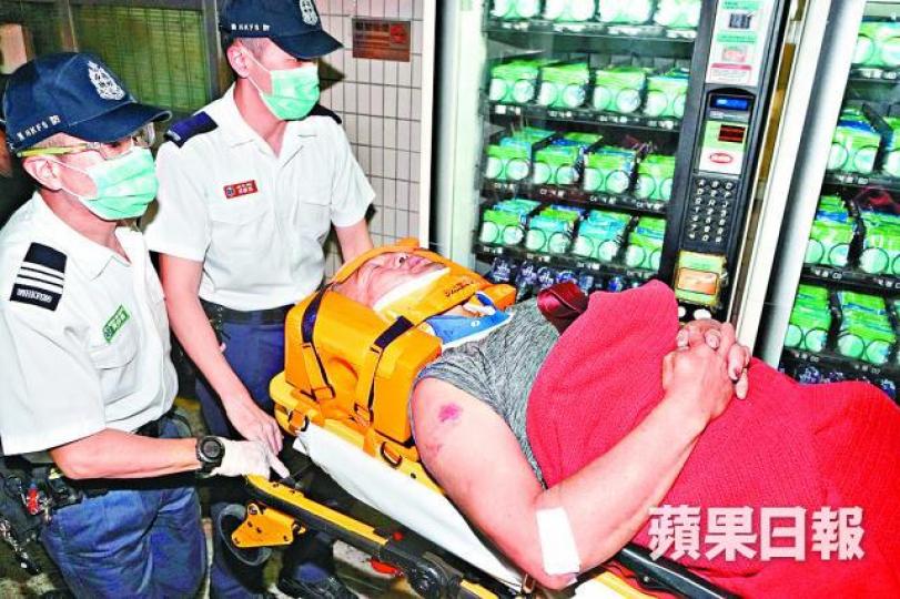 ■有傷者送院時需戴上頸箍。鄭大康攝
■有傷者送院時需戴上頸箍。鄭大康攝