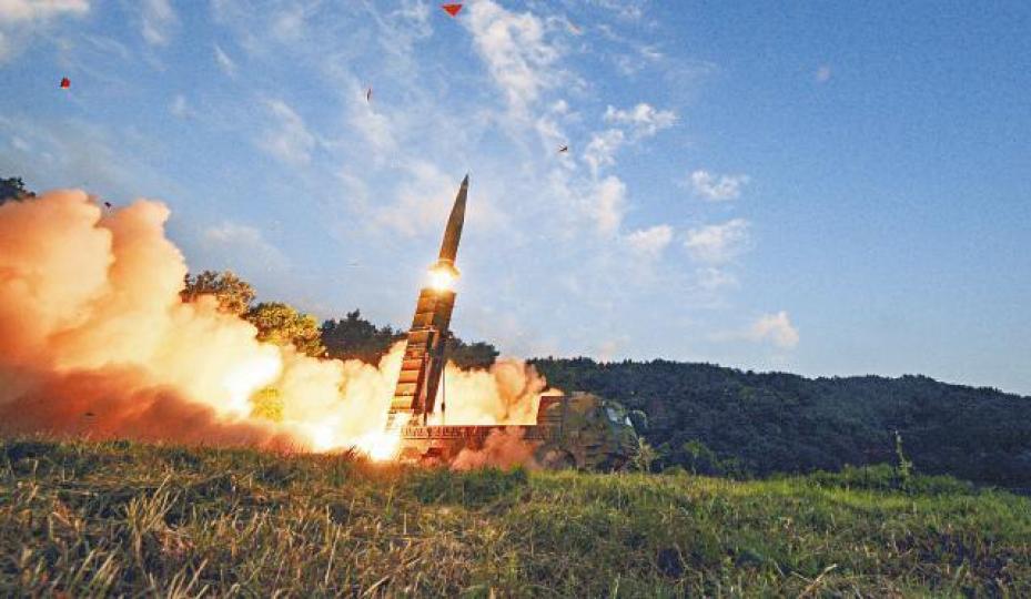 ■南韓軍方昨舉行導彈實彈演習,模擬打擊北韓核設施。美聯社■文在寅(左圖)在金正恩(右圖)下令核試後,終擺出強硬軍事姿態。 ■南韓軍方昨舉行導彈實彈演習,模擬打擊北韓核設施。美聯社■文在寅(左圖)在金正恩(右圖)下令核試後,終擺出強硬軍事姿態。