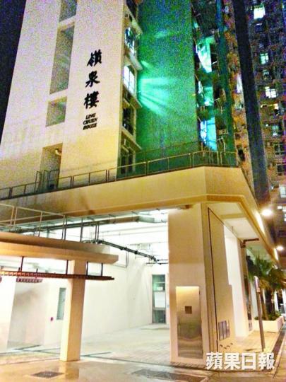 ■涉打傷父母的少年與83歲父及54歲母同住水泉澳邨嶺泉樓單位。
■涉打傷父母的少年與83歲父及54歲母同住水泉澳邨嶺泉樓單位。