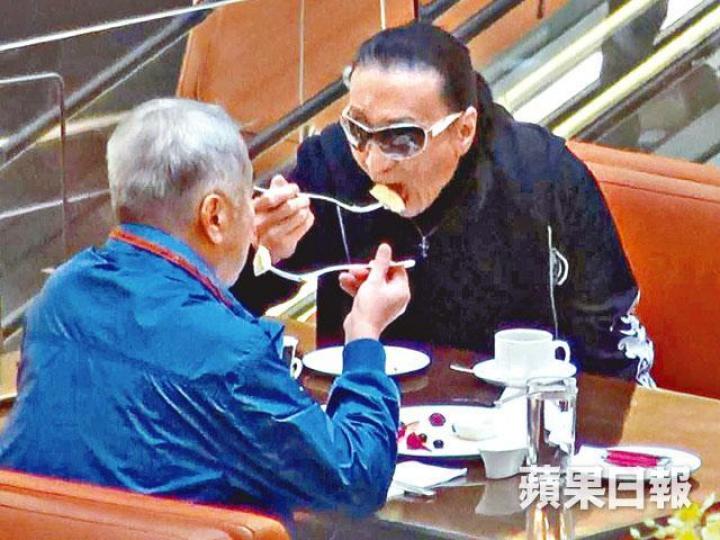 ■舒淇到中環行名店時,邊行邊飲咖啡。DV圖片
■舒淇到中環行名店時,邊行邊飲咖啡。DV圖片
