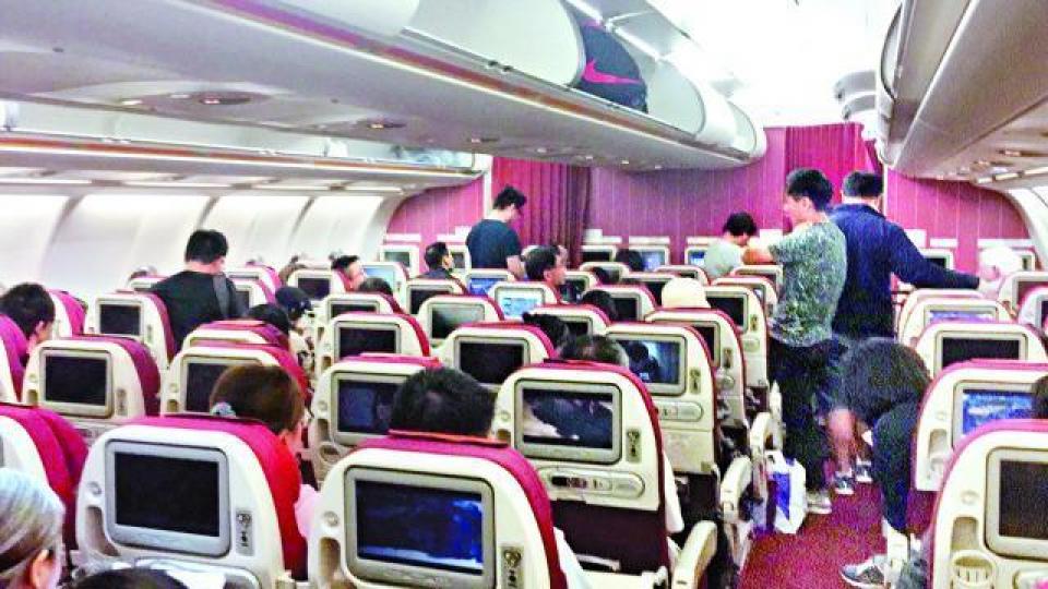 ■223名乘客着陸後一度滯留機艙。讀者許先生提供圖片
■223名乘客着陸後一度滯留機艙。讀者許先生提供圖片