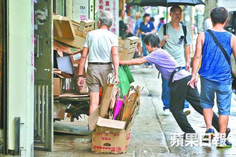 ■廢紙回收價大跌,靠拾紙皮為生的長者生活更見艱難。
■廢紙回收價大跌,靠拾紙皮為生的長者生活更見艱難。