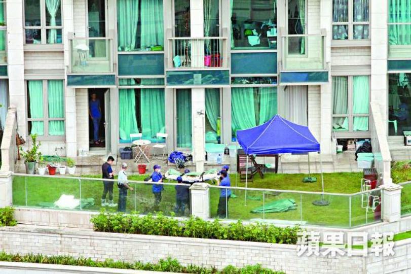 ■其中一特色戶(圖左)租客不准仵工將屍體抬經其客廳,仵工須抬至另一單位平台。
■其中一特色戶(圖左)租客不准仵工將屍體抬經其客廳,仵工須抬至另一單位平台。