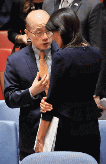 ■劉結一(左)和黑利在安理會緊急會議前交談。
■劉結一(左)和黑利在安理會緊急會議前交談。