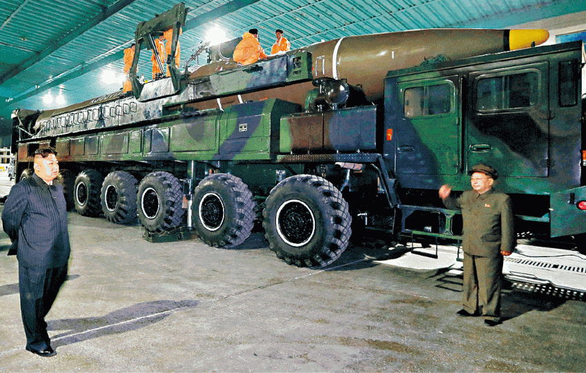 ■金正恩早前視察的「火星14型」洲際彈道導彈,可用流動發射車運到不同地方發射。資料圖片
■金正恩早前視察的「火星14型」洲際彈道導彈,可用流動發射車運到不同地方發射。資料圖片