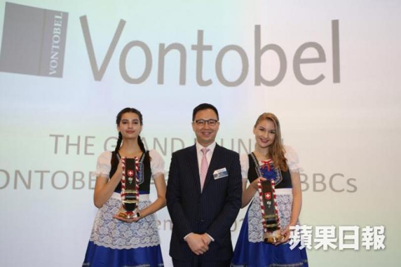 ■瑞萬通博搵來幾位瑞士model影相,令沉悶嘅交易大堂生色不少。
■瑞萬通博搵來幾位瑞士model影相,令沉悶嘅交易大堂生色不少。