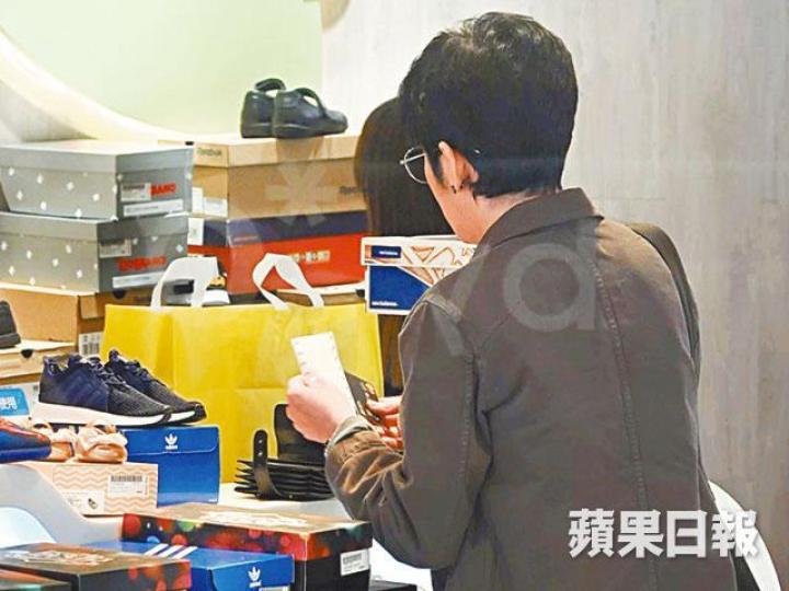 【匆匆離開】■極速替女兒買了6對鞋後,君如急急腳下樓取車。
【匆匆離開】■極速替女兒買了6對鞋後,君如急急腳下樓取車。