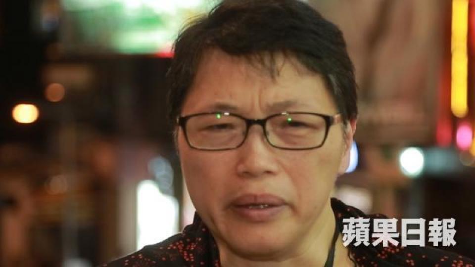 2011年,嚴敏華聲援內地異見藝術家艾未未被制服的相片登上《金融時報》頭版。
2011年,嚴敏華聲援內地異見藝術家艾未未被制服的相片登上《金融時報》頭版。