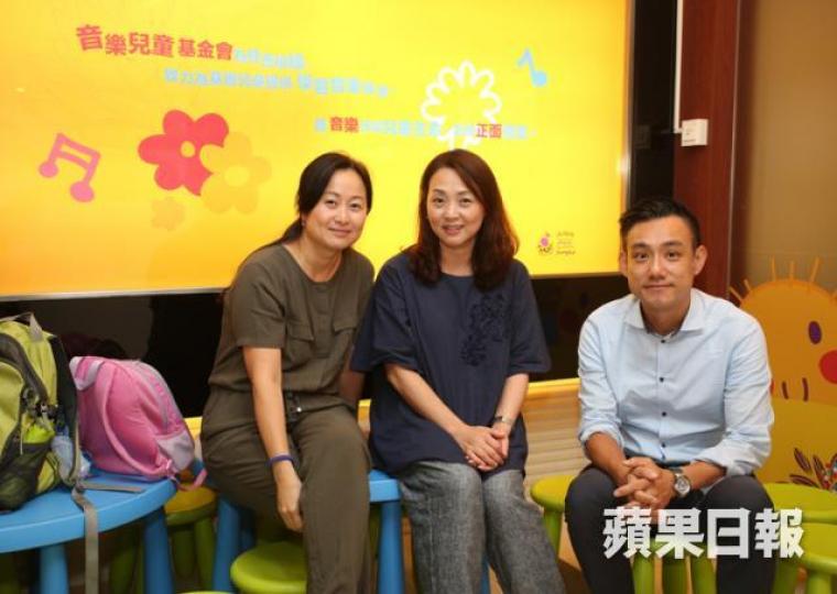 ■前藝人龐秋雁(中)及胡龐倩渝(左)創辦了「音樂兒童基金會」;右為羅鷹石慈慧基金基金項目經理李鑫元。李潤芳攝 ■前藝人龐秋雁(中)及胡龐倩渝(左)創辦了「音樂兒童基金會」;右為羅鷹石慈慧基金基金項目經理李鑫元。李潤芳攝