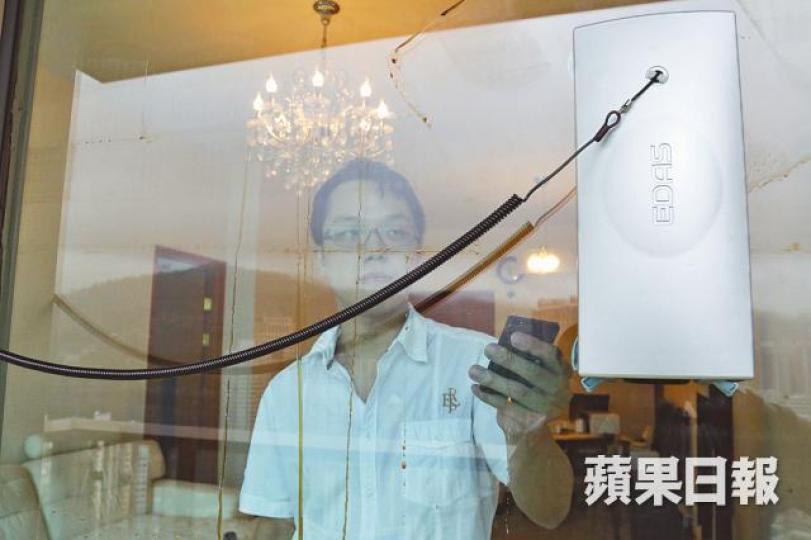 ■抹窗機械人能吸附玻璃表面清洗,用家毋須伸手抹窗。資料圖片
■抹窗機械人能吸附玻璃表面清洗,用家毋須伸手抹窗。資料圖片