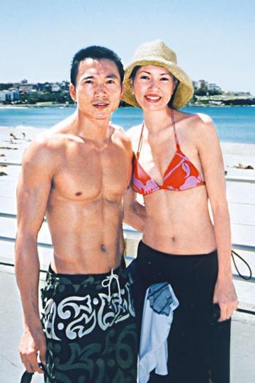 ■鄒兆龍和翁為德結婚18年,疑似偷食的他前晚在微博向妻兒道歉,似默認出軌。資料圖片■前晚在微博發道歉文的鄒兆龍,其後卻極速刪文。■上月鄒兆龍被爆有小三,兩人的摸大髀蜜照被公開。資料圖片■翁為德與鄒兆龍於99年結婚,育有兩子一女。資料圖片■鄒兆龍早前拍戲演孫悟空,令其舊患復發。微博圖片 ■鄒兆龍和翁為德結婚18年,疑似偷食的他前晚在微博向妻兒道歉,似默認出軌。資料圖片■前晚在微博發道歉文的鄒兆龍,其後卻極速刪文。■上月鄒兆龍被爆有小三,兩人的摸大髀蜜照被公開。資料圖片■翁為德與鄒兆龍於99年結婚,育有兩子一女。資料圖片■鄒兆龍早前拍戲演孫悟空,令其舊患復發。微博圖片