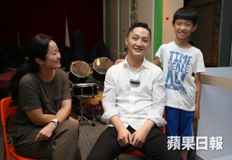 ■周騰飛(中)自言曾獲老師免費教學至大學畢業,而今天他亦免費教學生樂器。李潤芳攝
■周騰飛(中)自言曾獲老師免費教學至大學畢業,而今天他亦免費教學生樂器。李潤芳攝