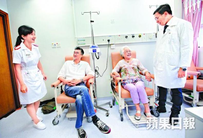 ■黎先生(左二)及王女士(右二)均指日間治療可自由安排日常生活。
■黎先生(左二)及王女士(右二)均指日間治療可自由安排日常生活。
