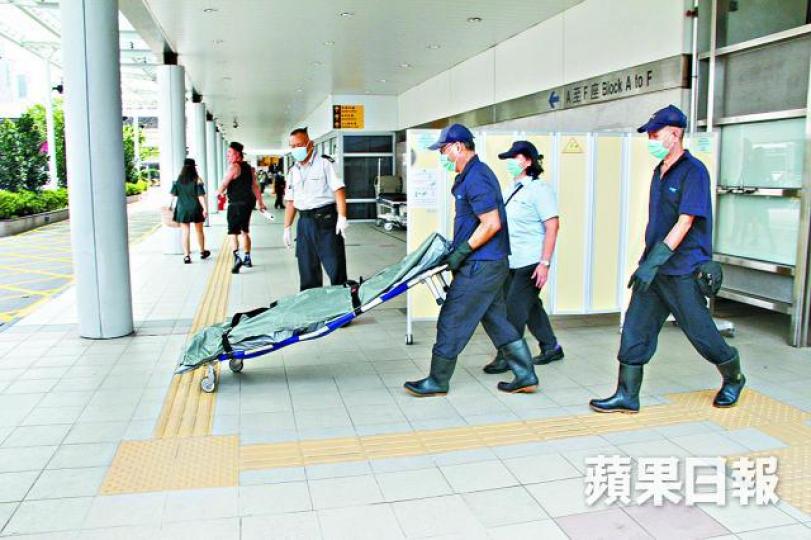 ■死者貨車（圖）及借用接駁過江龍貨車染有血迹的位置均被貼上黑膠布。黃江奇攝
