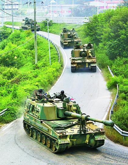 ■南韓陸軍的K9自走炮車昨在坡州演習。　美聯社
