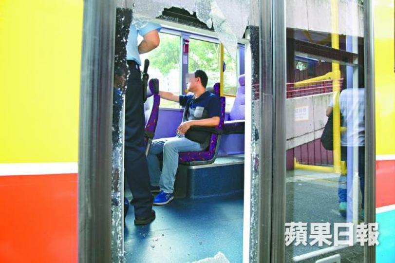 ■涉刑毀的男子坐在車內至警員到場。劉漢權攝
