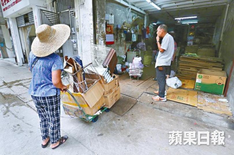■廢紙回收價再跌，靠執紙皮餬口的長者最受累。
