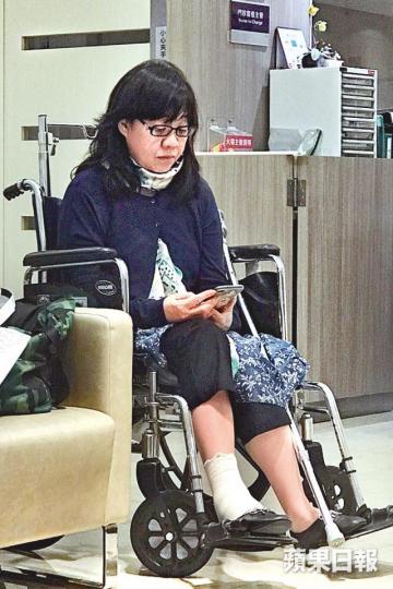 ■余詠珊坐在輪椅上不時睇手機。讀者提供圖片
