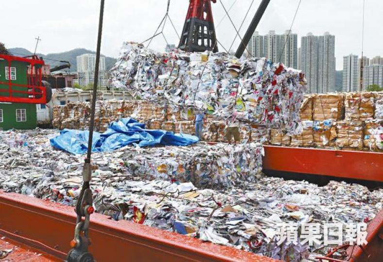 ■葵涌醉酒灣裝卸區現已積壓逾千噸廢紙未能出口。江俊豪攝
