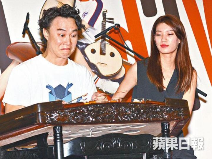 ■陳奕迅讚新片劇本吸引，又試玩中樂。
