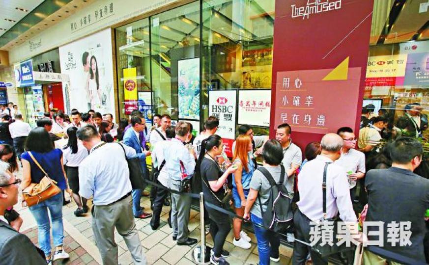 ■英皇藝人許靖韻與母親購買喜遇1伙，並稱「公司除咗今次借錢畀我買樓，平時都會畀生活費。」
