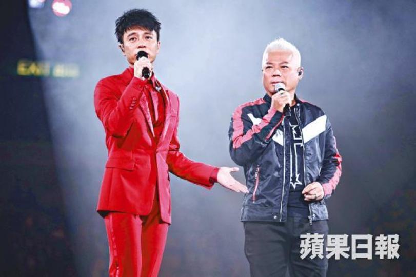 ■巫啟賢（右）前晚擔任李克勤個唱嘉賓時，笑指兩人能唱到80歲。
