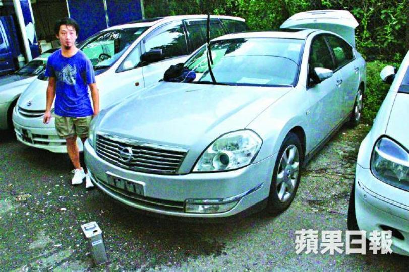 ■事主自行除下車牌的座駕遭淋油，事後以松節水清理。

