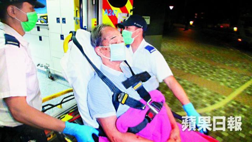 ■老翁自行落山返家後由救護車送院。