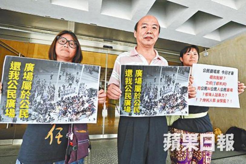 ■張德榮（中）批評行政署僅容許市民於周日及公眾假期在公民廣場進行公眾活動，做法極端無理。
