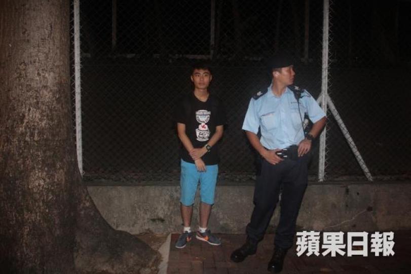 ■有份圍捕南亞賊的港大生留在現場協助警方調查。唐家輝攝
