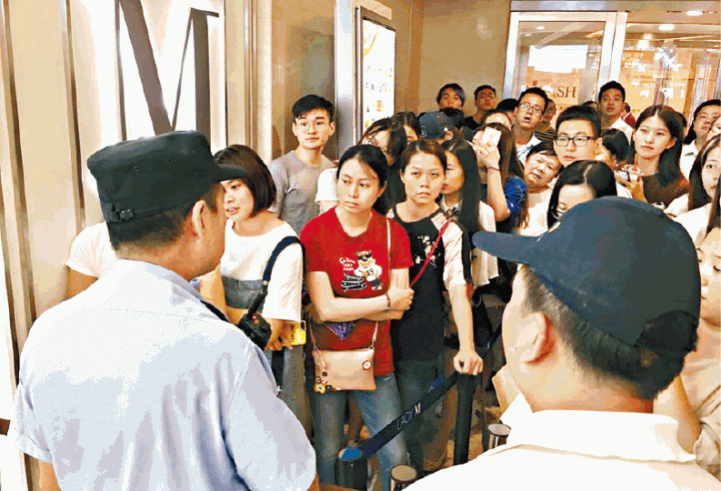 ■Lady M在上海開業，吸引食客大排長龍。
